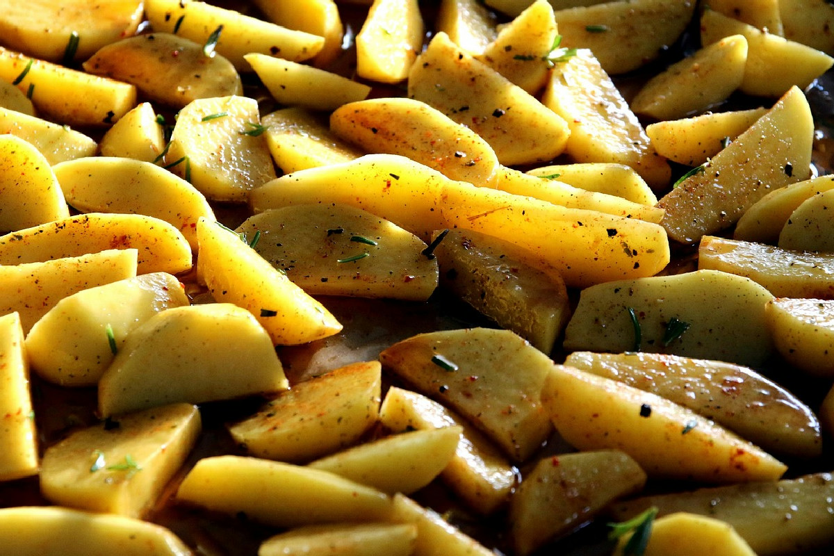 Così preparo le patate al forno croccanti come mai prima: ogni volta un contorno da applausi