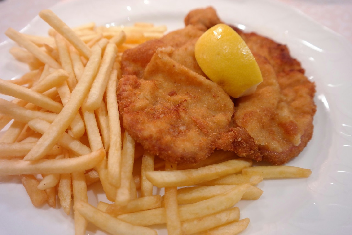 Cotoletta alla milanese: il viaggio tra storie, aneddoti e fascino di un mito senza tempo