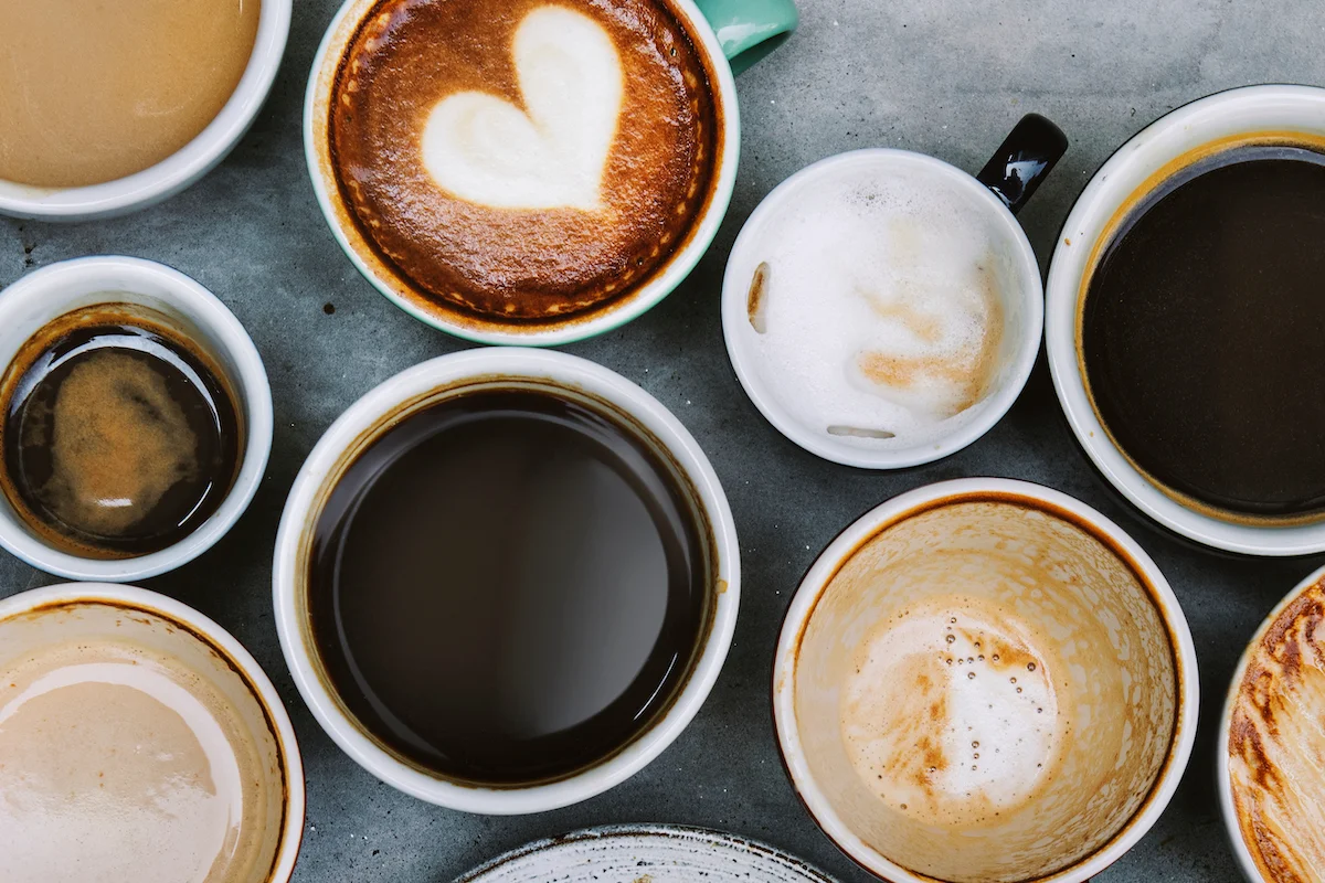 Hai bisogno di carica e benessere? Ecco cosa scegliere tra caffè e tè matcha e perché fa la differenza