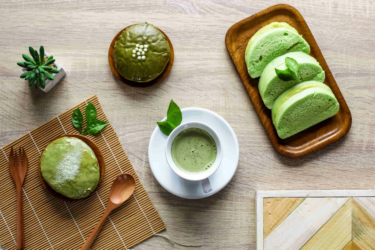 Hai bisogno di carica e benessere? Ecco cosa scegliere tra caffè e tè matcha e perché fa la differenza