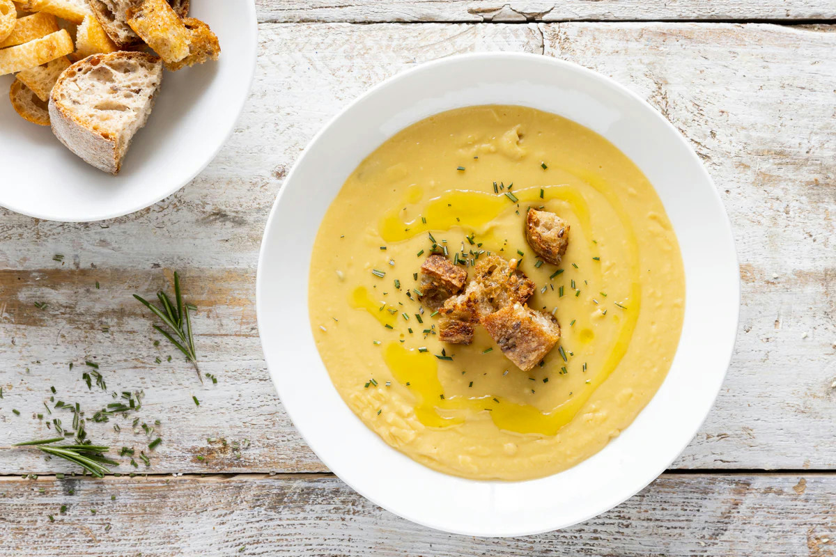 Hai poco tempo ma vuoi stupire a tavola? Questa crema di ceci con zucca è pronta in 10 minuti