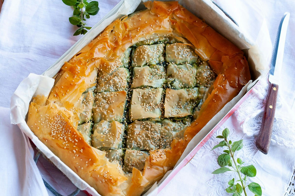La porti in tavola e sparisce in un lampo: la torta salata greca spinaci e feta è già mito